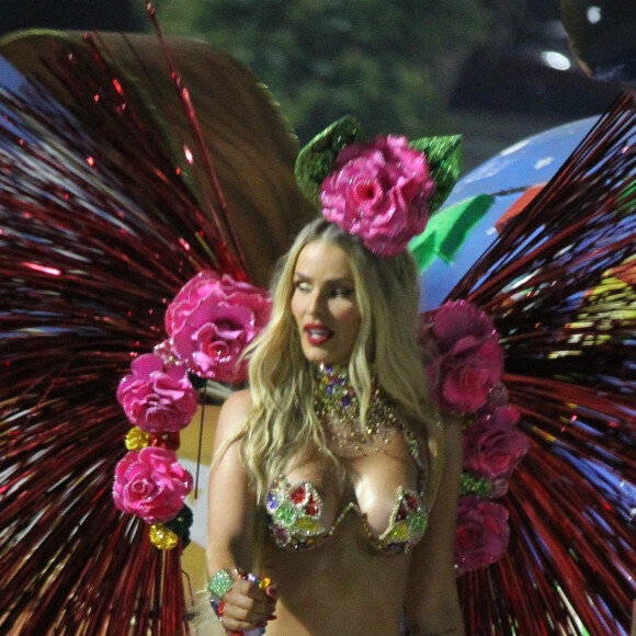 Carnaval polêmico de Yasmin Brunet: modelo do 'BBB 24' chegou atrasada no desfile e acabou desfilando em carro alegórico
