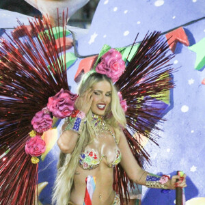 Carnaval polêmico de Yasmin Brunet: modelo do 'BBB 24' foi alvo de críticas pelo samba no pé que exibiu no desfile 2023 da Grande Rio