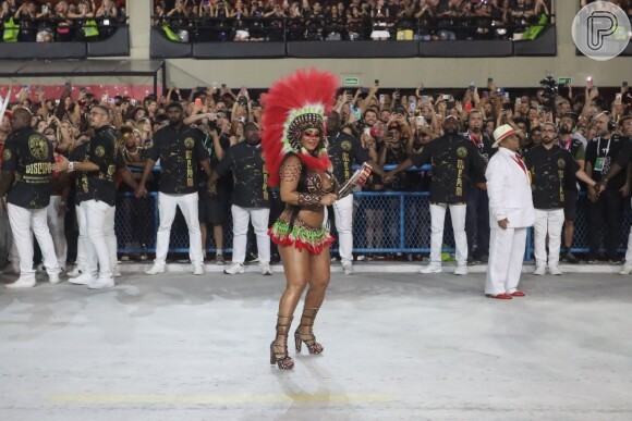 Carnaval de Viviane Araujo: rainha de bateria do Salgueiro usou o mesmo aplique em 2019 e 2022 no desfile da vermelha e branca