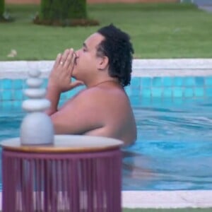 Prova de resistência no 'BBB 24': Lucas comemorou vitória pulando na água após 9 horas de disputa