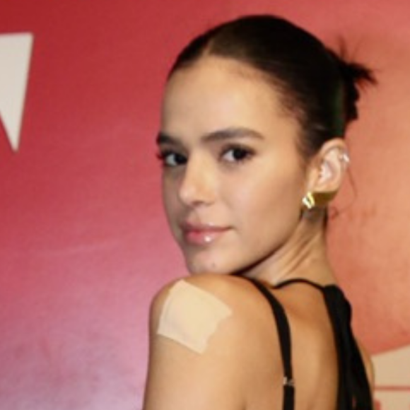 Bruna Marquezine dispensa calcinha para look de Carnaval com recorte ousado no quadril. Veja fotos!