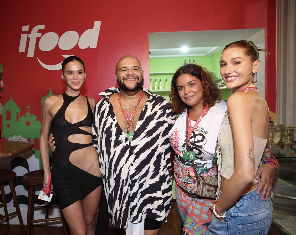 Foto: Carnaval 2024: Bruna Marquezine e Sasha Meneghel posam com Gominho e  Jude Paulla no Camarote Expresso 2222 - Purepeople