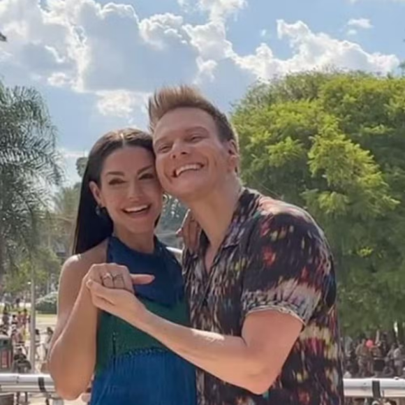'Quer casar comigo de novo?': Michel Teló faz Thais Fersoza chorar com pedido surpresa em trio elétrico sertanejo