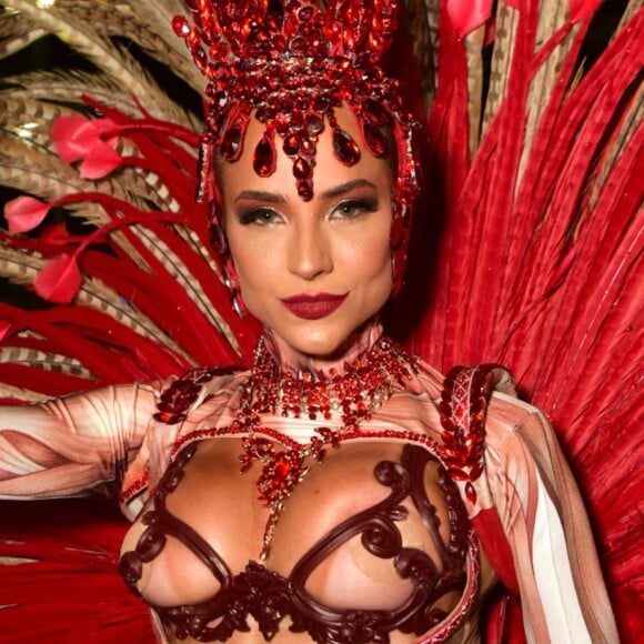 Vestida de músculos, Gabi Martins arrasa na Sapucaí e ganha elogios por samba no pé em desfile pela Vila Isabel