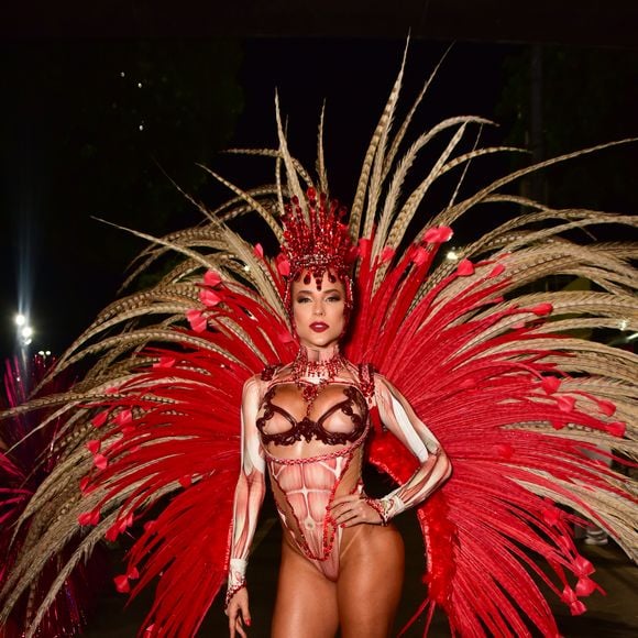 Look de Gabi Martins destacava plumas e penas gigantes e uma bota combinando com o body cavado