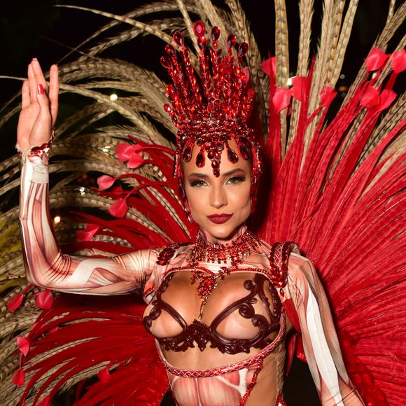 Look de Gabi Martins e samba mostrado na avenida acarretaram em muitos elogios para a cantora