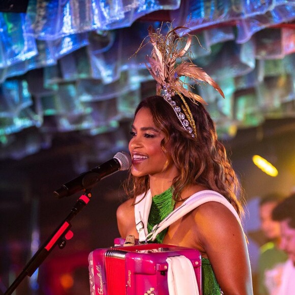 Nova namorada de Lucy Alves compareceu ao seu show em camarote na Sapucaí