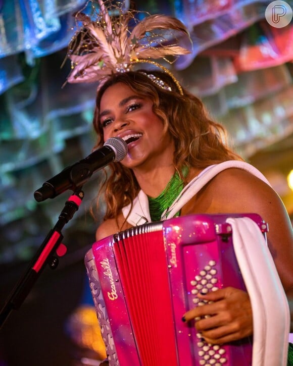 Lucy Alves cantou em camarote na Sapucaí