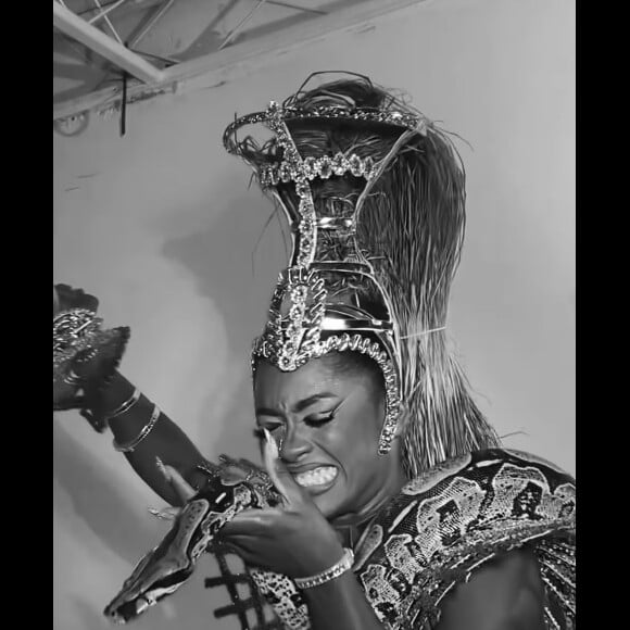 Rainha da Viradouro, Erika Januza superou medo e segurou uma cobra: 'Também herdei uma força ancestral, e quando eu coloco uma coisa na cabeça ninguém tira'