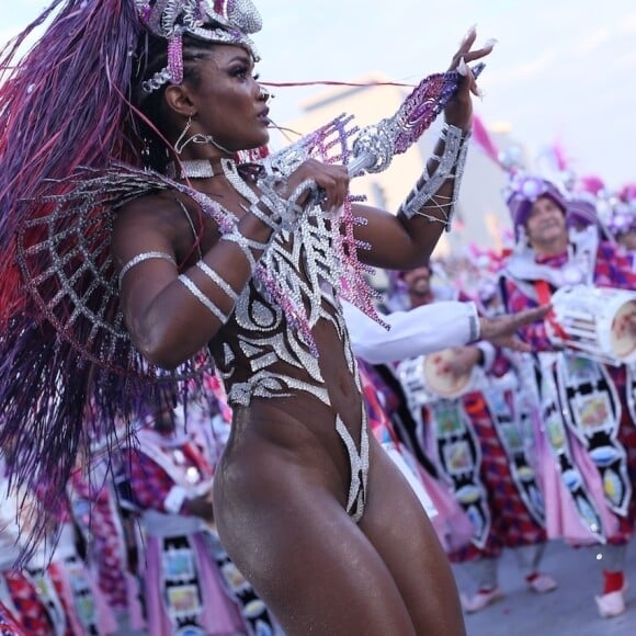 Rainha da Viradouro no carnaval 2024, Erika Januza colecionou elogios de famosas ao posar com uma cobra no corpo