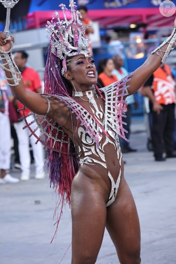 Rainha da Viradouro no carnaval 2024, Erika Januza usou maiô no desfile da escola campeã