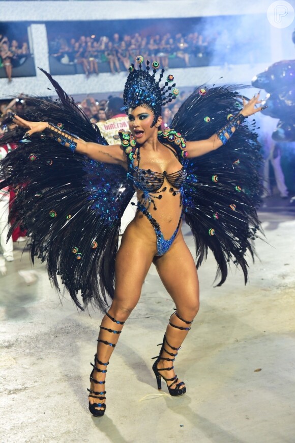 Carnaval 2024 do Rio: Mileide Mihaile em foto no desfile da Grande Rio, escola da qual é musa