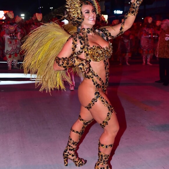 Paolla Oliveira viralizou nas redes sociais por onça iluminada na Grande Rio