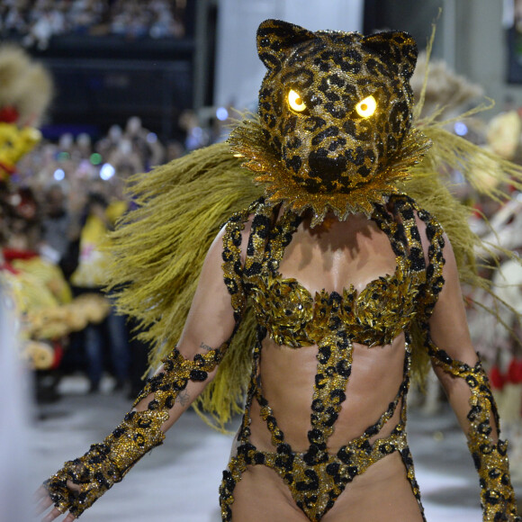 Paolla Oliveira fez cinco provas de fantasias diferentes até chegar à fantasia final desfilada na Grande Rio