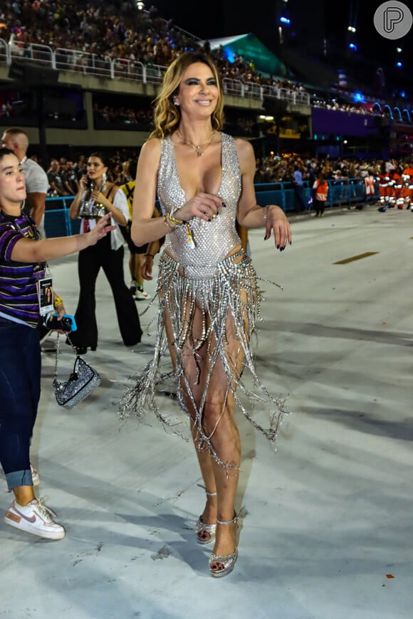 Luciana Gimenz apareceu com um look todo prata durante o Desfile das Campeãs do Carnaval 2024