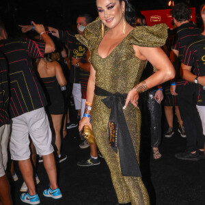 Helen Ganzarolli apostou em um macacão com mangas bufantes para curtir o Desfile das Campeãs