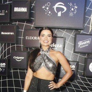 Vanessa Giácomo foi mais uma famosa que apostou na cor do Carnaval 2024 e elegeu um look prata/preto brilhante