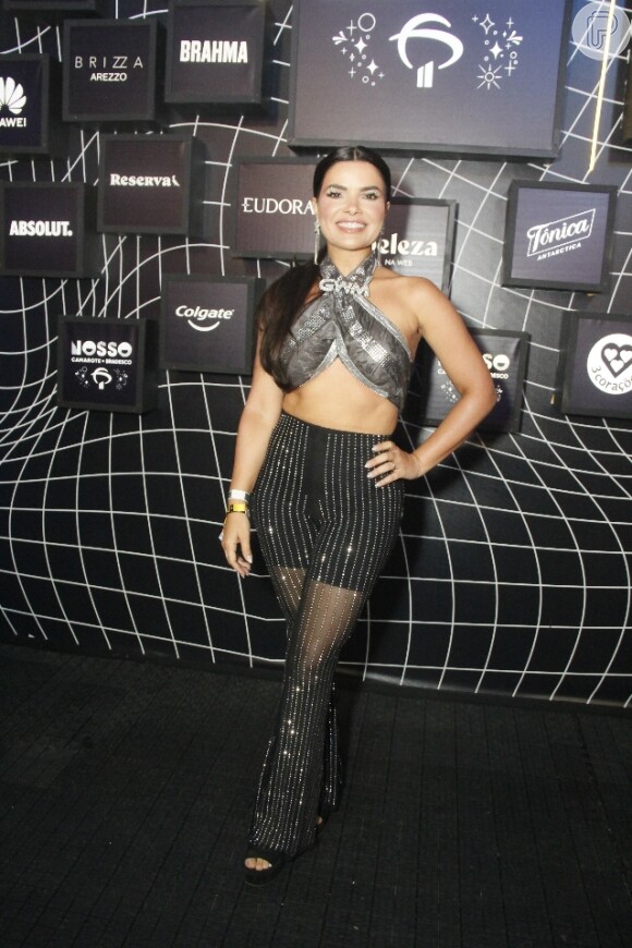 Vanessa Giácomo foi mais uma famosa que apostou na cor do Carnaval 2024 e elegeu um look prata/preto brilhante