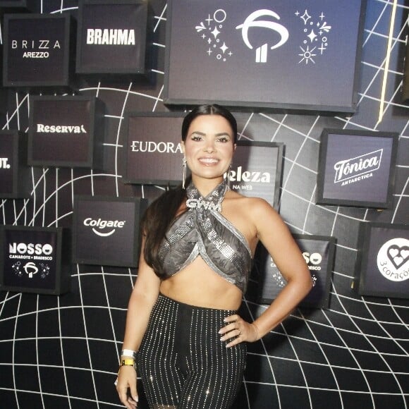 Vanessa Giácomo foi mais uma famosa que apostou na cor do Carnaval 2024 e elegeu um look prata/preto brilhante