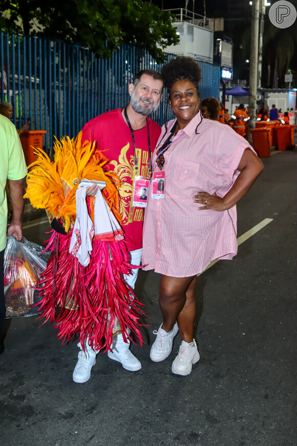 Desfile das Campeãs 2024: Cacau Protásio chegou à Sapucaí acompanhada do marido em um look rosa confortável