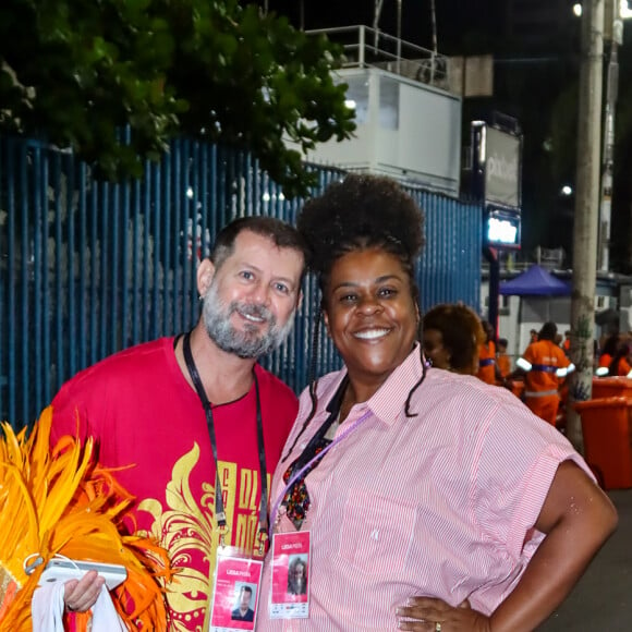 Desfile das Campeãs 2024: Cacau Protásio chegou à Sapucaí acompanhada do marido em um look rosa confortável