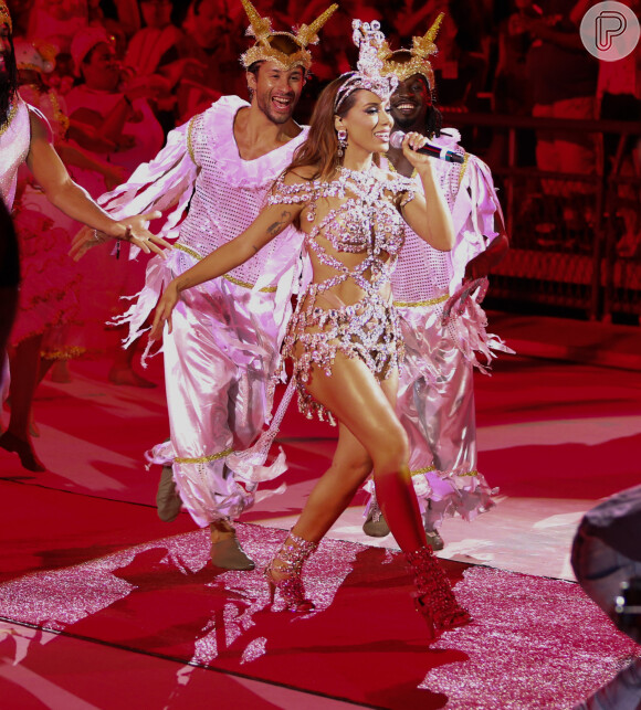 Desfile das Campeãs 2024: em show antes do desfile, Anitta usou um look de pedrarias todo vazado belíssimo