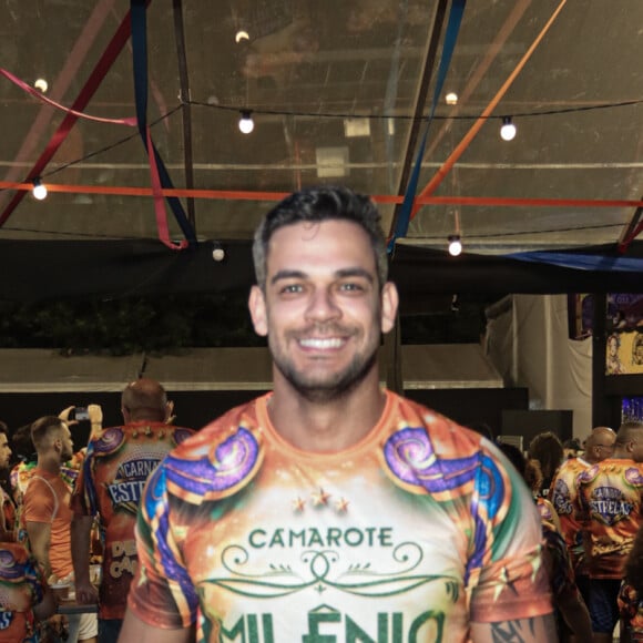 Desfile das Campeãs 2024: Caique Aguiar também não fugiu do básico e combinou abadá + short