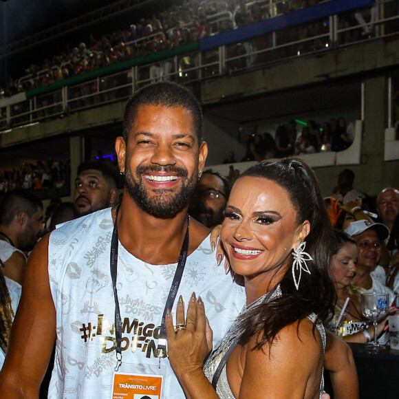 Antes de desfilar pelo Salgueiro, Viviane Araujo curtiu a Sapucaí com o marido Guilherme Militão usando um look vazado prata