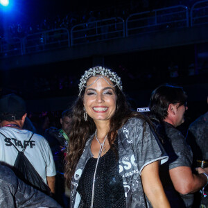 Desfile das Campeãs 2024: Emanuelle Araújo customizou seu abadá como um colete e surgiu lindíssima com um acessório na cabeça