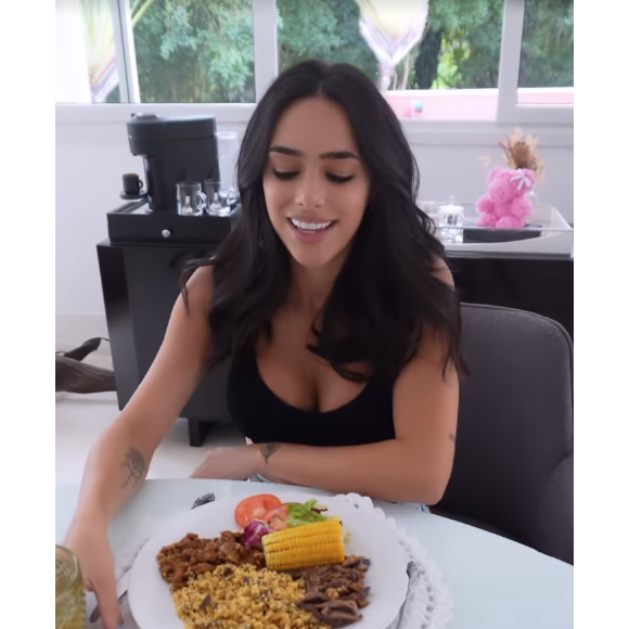 Bruna Biancardi destacou seu prato bem recheado e disse que o segredo para emagrecer não é deixar de comer, e sim se alimentar corretamente