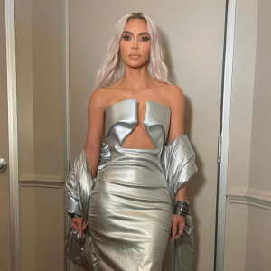 Kim Kardashian usou pela primeira vez uma versão de saia esvoaçante da coleção SS22 da marca para o casamento de Paris Hilton
