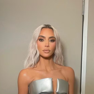 Para aparição no "The Late Late Show, com James Corden", Kim Kardashian optou por uma versão futurista do vestido, feita com material prateado metálico.