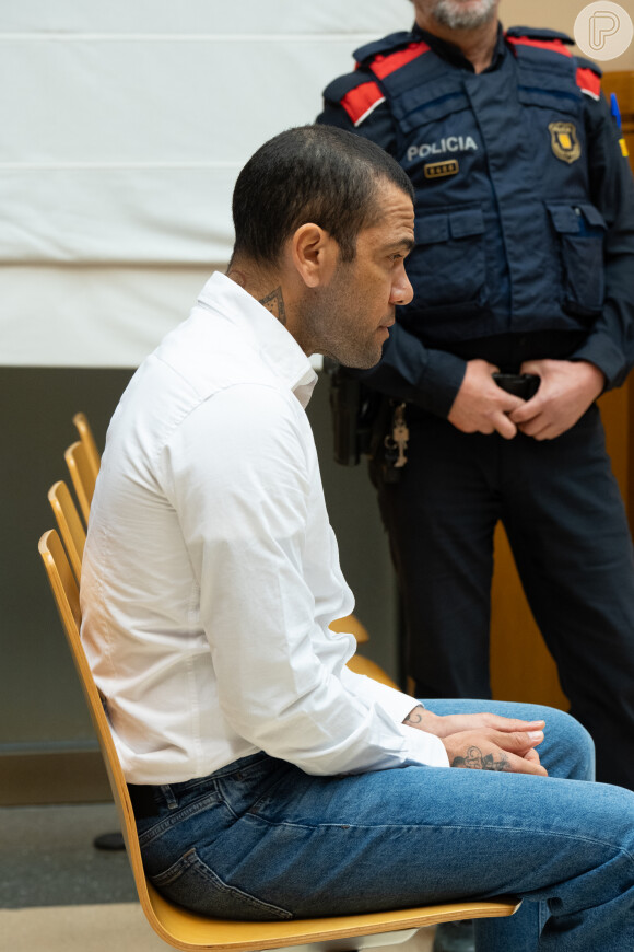 Daniel Alves foi condenado a 4 anos e 6 meses de prisão por estupro