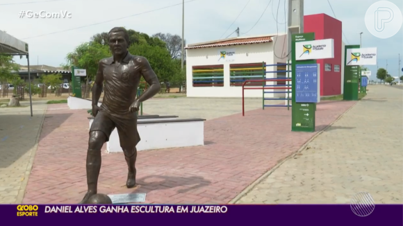 Estátua de Daniel Alves é em tamanho real, com camisa da Seleção Brasileira e bola no pé. A obra foi esculpida pelo artista Léo Santana