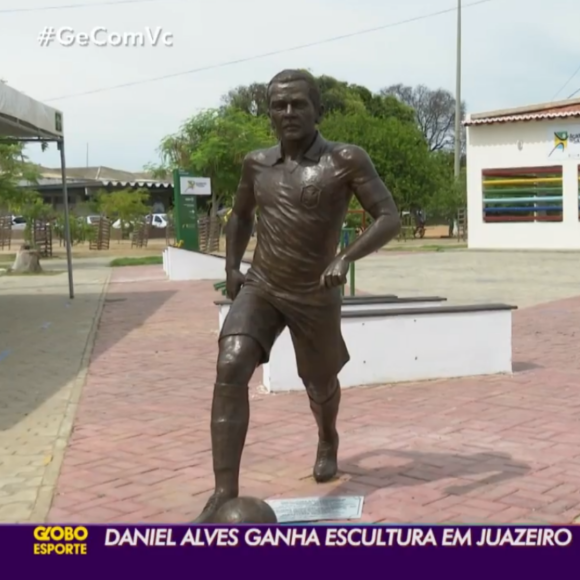 Estátua de Daniel Alves é em tamanho real, com camisa da Seleção Brasileira e bola no pé. A obra foi esculpida pelo artista Léo Santana