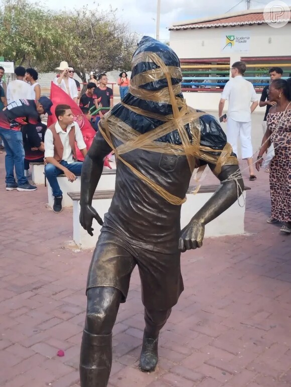 Estátua de Daniel Alves está vandalizada desde setembro do ano passado, meses após a prisão do jogador