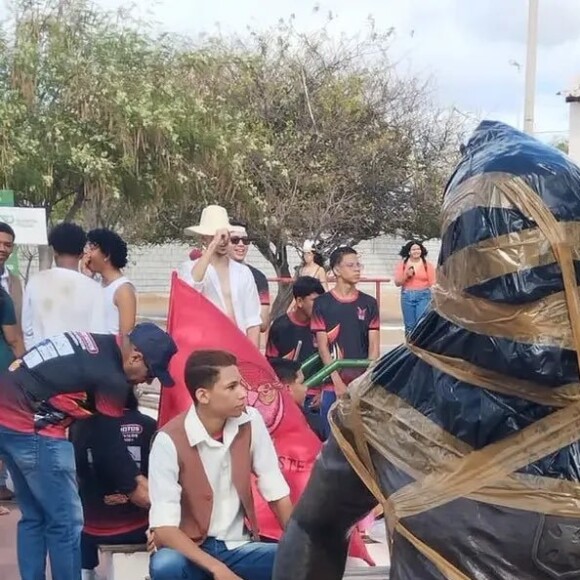 Estátua de Daniel Alves está vandalizada desde setembro do ano passado, meses após a prisão do jogador