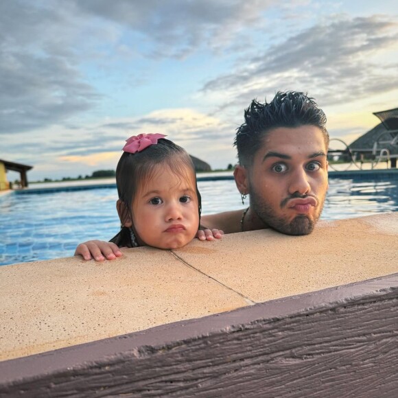 Zé Felipe: 'Quer que ela vá para a escola mesmo? Ela é tão neném, não precisa. Não precisa. Ela é neném ainda'