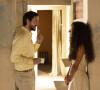 Egídio (Vladimir Brichta) toma café servido por Joana (Alice Carvalho) e fica encantado por ela na novela Renascer