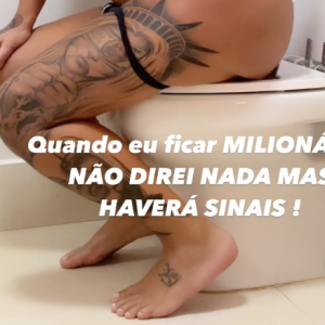 Juju Ferrari, ex-affair de Andressa Urach, apareceu no banheiro limpando o bumbum com notas de dinheiro