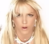 Look de Yasmin Brunet é comparado com o de Britney Spears em 'Toxic'