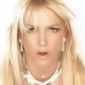 Look de Yasmin Brunet é comparado com o de Britney Spears em 'Toxic'