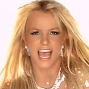 Web repara que look transparente de Yasmin Brunet lembra muito o de Britney Spear em 'Toxic'