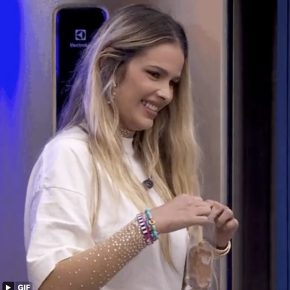 Yasmin Brunet usou body transparente com strass na formação de Paredão