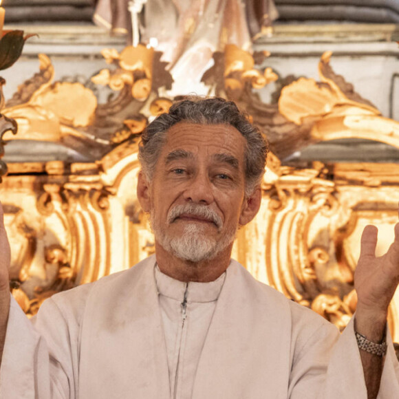 Padre Santo (Chico Diaz) celebra o casamento de Damião (Xamã) e Ritinha (Mell Muzzillo) em Renascer