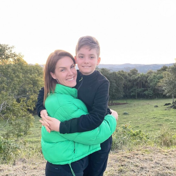 Filho de Ana Hickmann e Alexandre Correa surgiu em várias fotos com a mãe ao ganhar homenagem de aniversário