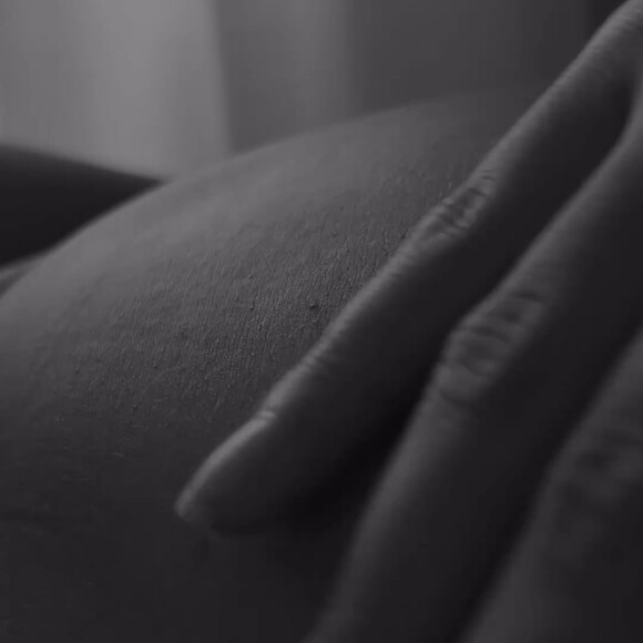 Mãe de terceiro filho de Neymar exibiu a barriga de gravidez na web