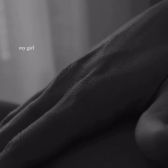 Kimberly, apontada como mãe da nova filha de Neymar, acaricia a barriga em vídeo