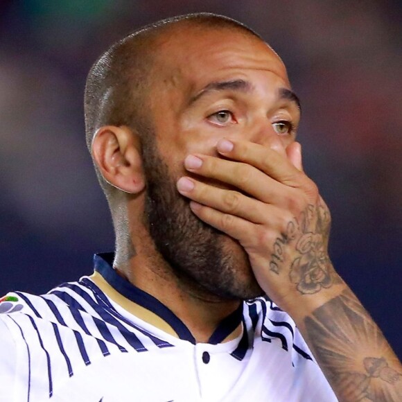 Irmão de Daniel Alves se revolta com rumor da morte do ex-jogador e manda recado em vídeo