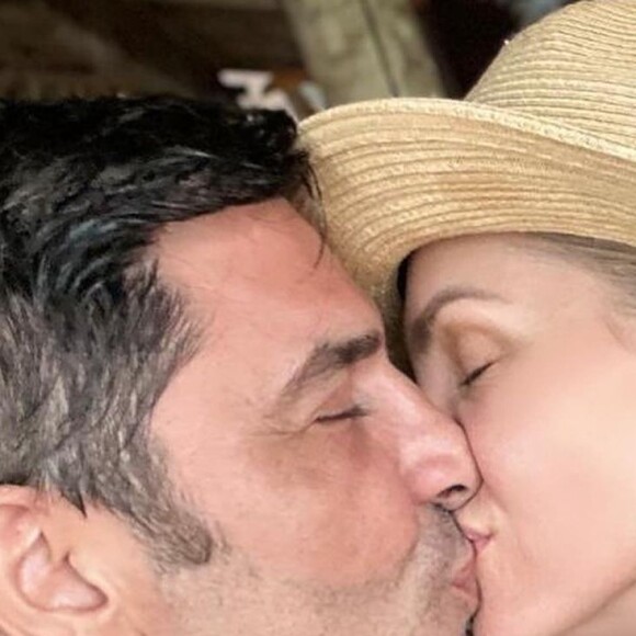 Ana Hickmann aparece com um anel na mão esquerda na foto em que beija Edu Guedes